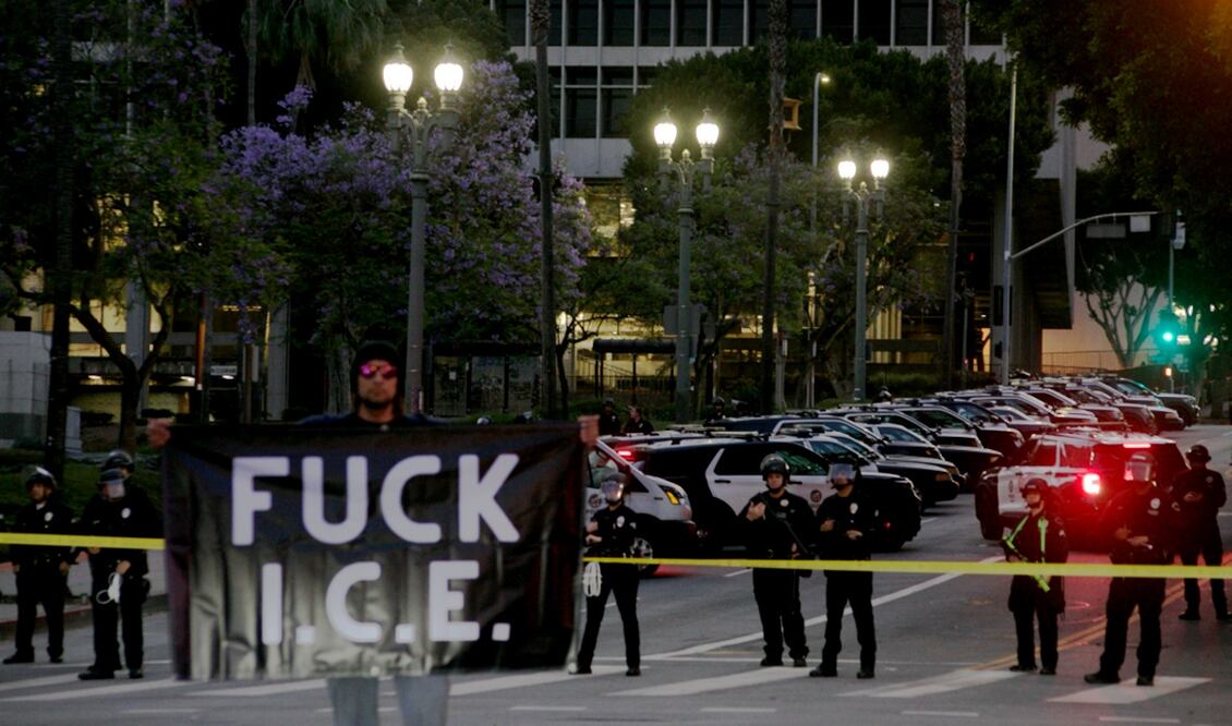 Protestas en el centro de Los Ángeles en contra de ICE y las redadas migratorias continúan por sexto día a unas horas del toque de queda, el 11 de junio de 2025, que por segundo día emitió, el día de ayer, la alcaldesa Karen Bass. Foto: Aimee Melo/EL UNIVERSAL
