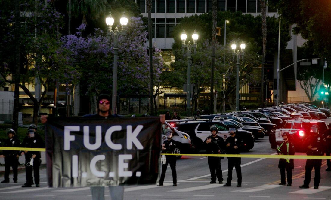Protestas en el centro de Los Ángeles en contra de ICE y las redadas migratorias continúan por sexto día a unas horas del toque de queda, el 11 de junio de 2025, que por segundo día emitió, el día de ayer, la alcaldesa Karen Bass. Foto: Aimee Melo/EL UNIVERSAL