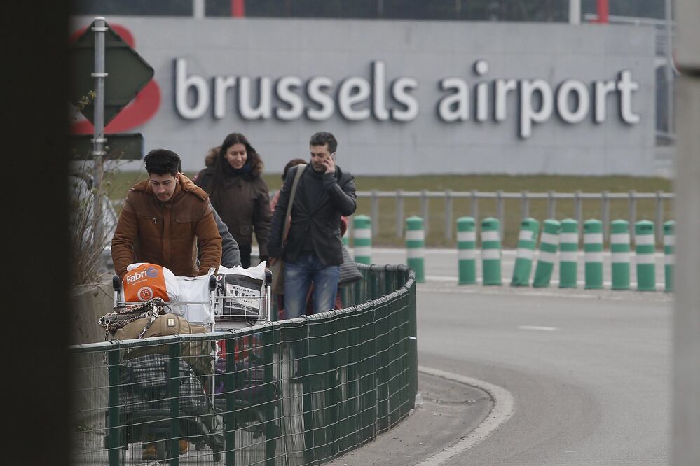 Varios pasajeros evacúan el edificio de la terminal tras registrarse explosiones en el aeropuerto internacional de Zaventem, cerca de Bruselas (EFE)