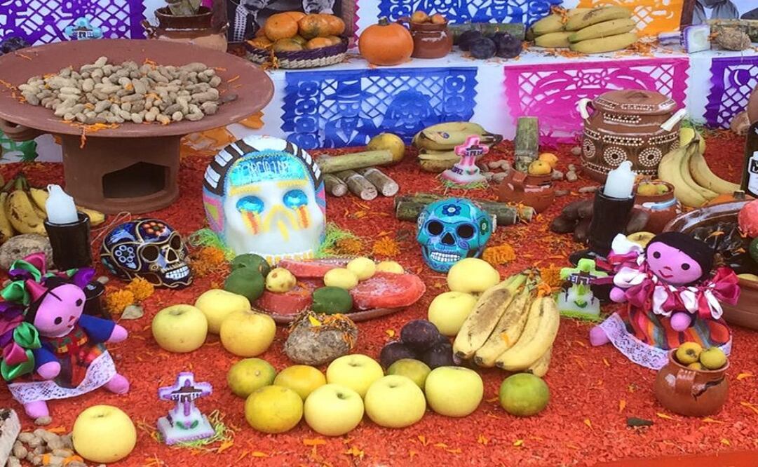  The altar includes orange and purple cempasúchil flowers, papel picado, pan de muerto, sugar skulls and even the favorite drinks and dishes of the deceased. (Photo: Giselle Rodríguez / EL UNIVERSAL) 