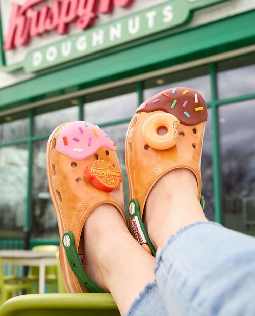 Colaboración Crocs Krispy Kreme. Foto: Redes Sociales