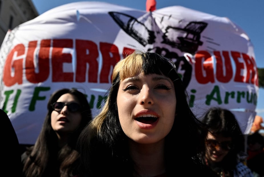Una asistente a una manifestación "No Kings", en Roma. Foto: AFP