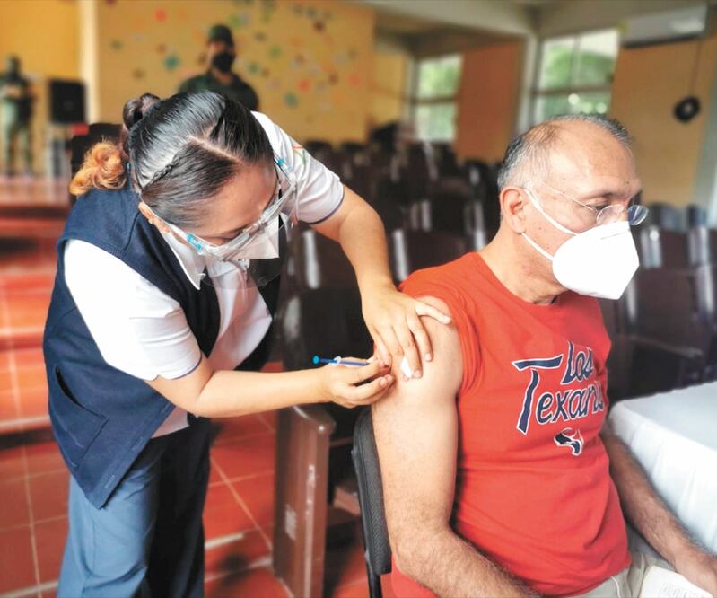 Las autoridades sanitarias buscan que con la participación de las Brigadas Correcaminos será posible vacunar a 3 millones de adultos mayores de zonas rurales a la semana. ARCHIVO EL UNIVERSAL