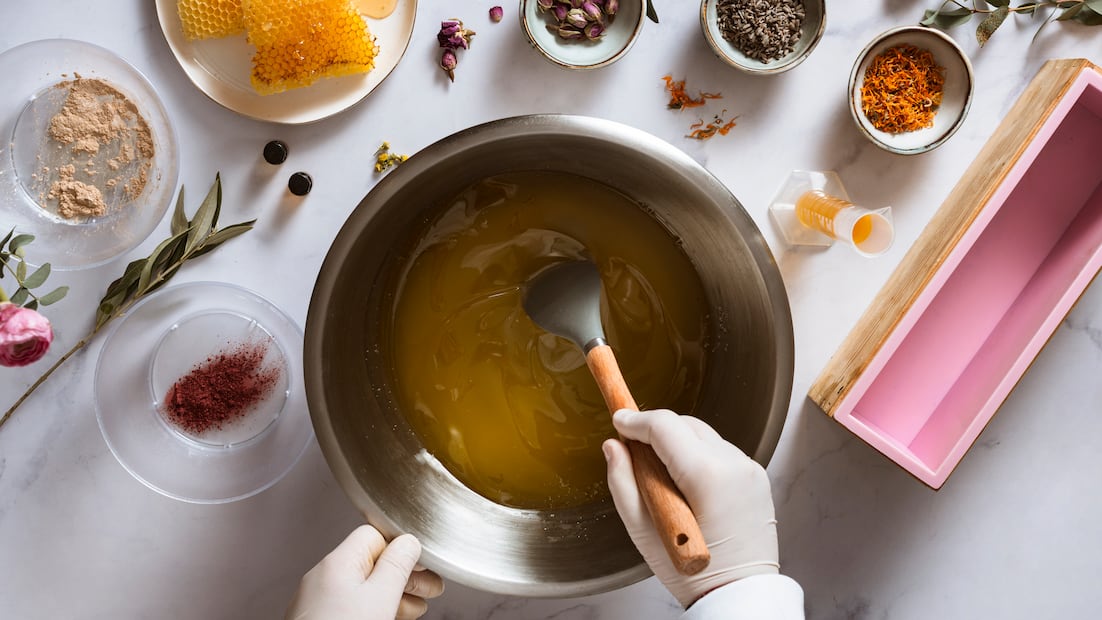 Hacer velas, jabones y tejer a crochet se puede aprender en cursos online. Foto: Cortesía