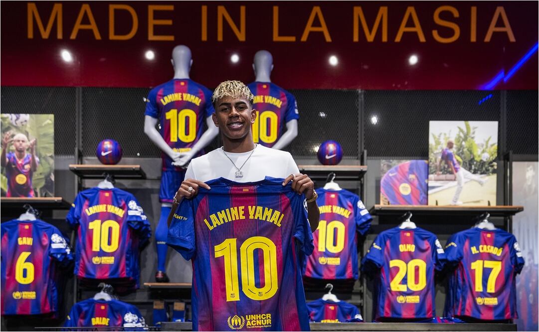 Lamine Yamal presume su nuevo dorsal. FOTO: EFE