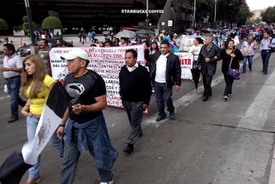 Maestros marchan del Zócalo a la Segob