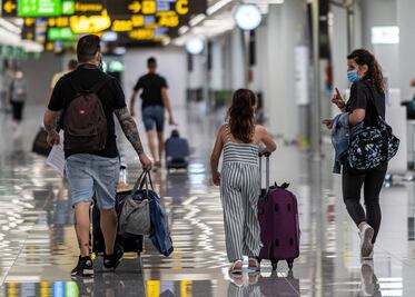 España termina hoy restricciones a movilidad con aeropuertos abiertos y playas concurridas