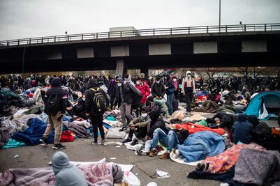 Indigna a Francia video de migrantes obligados a deambular por calles de París