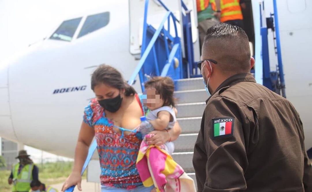 Una desempleada hondureña y su hija descendieron ayer en una pista del norte de su país de un avión en el que se les deportó de México a Honduras con otras 134 personas de esa nación centroamericana. Fotos: Gobierno de Honduras.