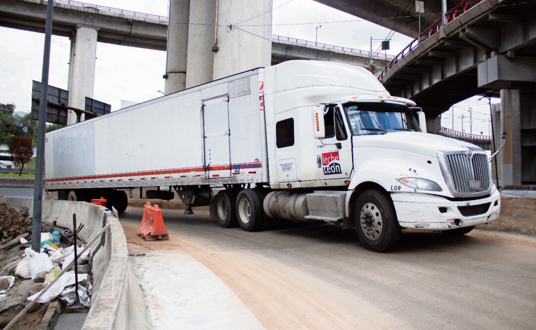 Durante un recorrido de EL UNIVERSAL por el Puente de la Concordia se observó a tráileres y pipas transitar por la zona reparada, que es una curva pronunciada. Foto: Fernanda Zamora / EL UNIVERSAL