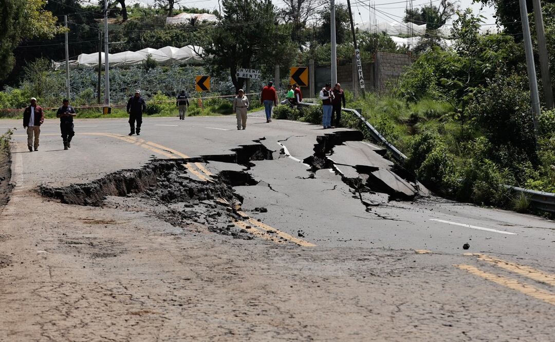 Cierre total de la carretera federal 55 en Tenancingo, Edomex por grietas y hundimientos tras intensas lluvias. Foto: Jorge Alvarado