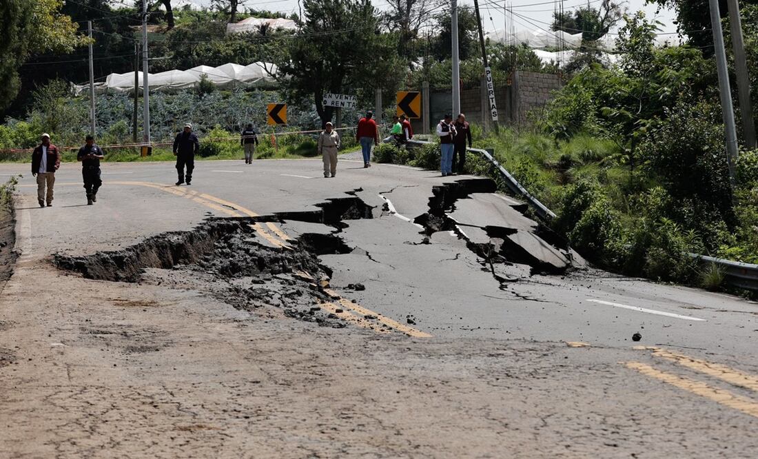 Cierre total de la carretera federal 55 en Tenancingo, Edomex por grietas y hundimientos tras intensas lluvias. Foto: Jorge Alvarado