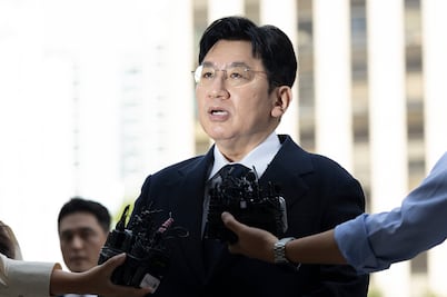 La policía surcoreana pide una orden de arresto contra el magnate del K-pop que lanzó a BTS