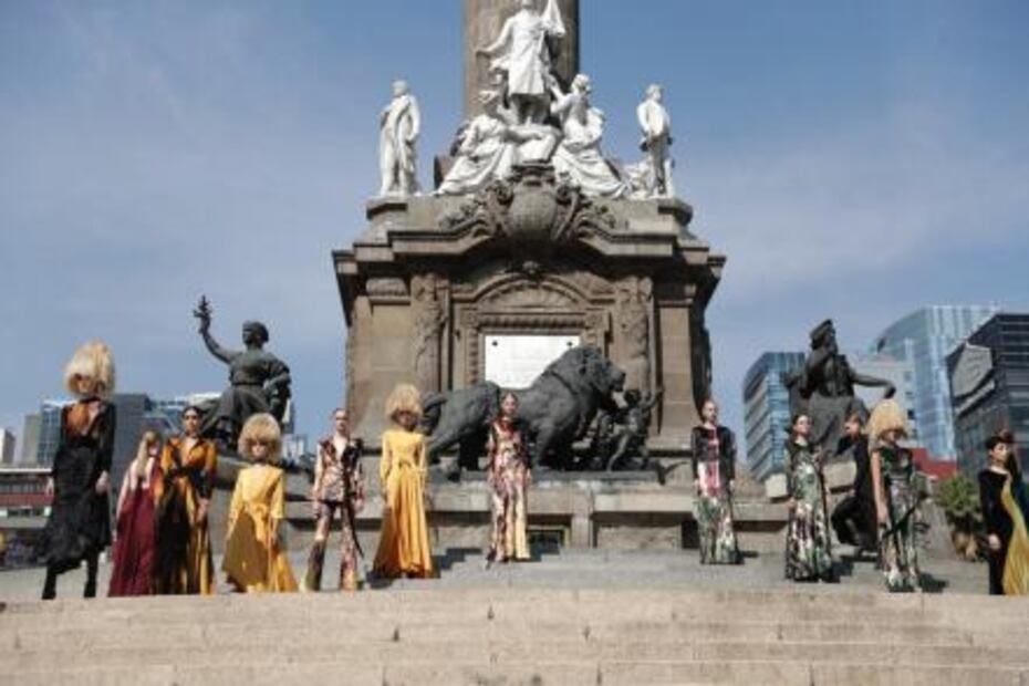 Alfredo Martínez presenta su colección de otoño en el Ángel de la Independencia