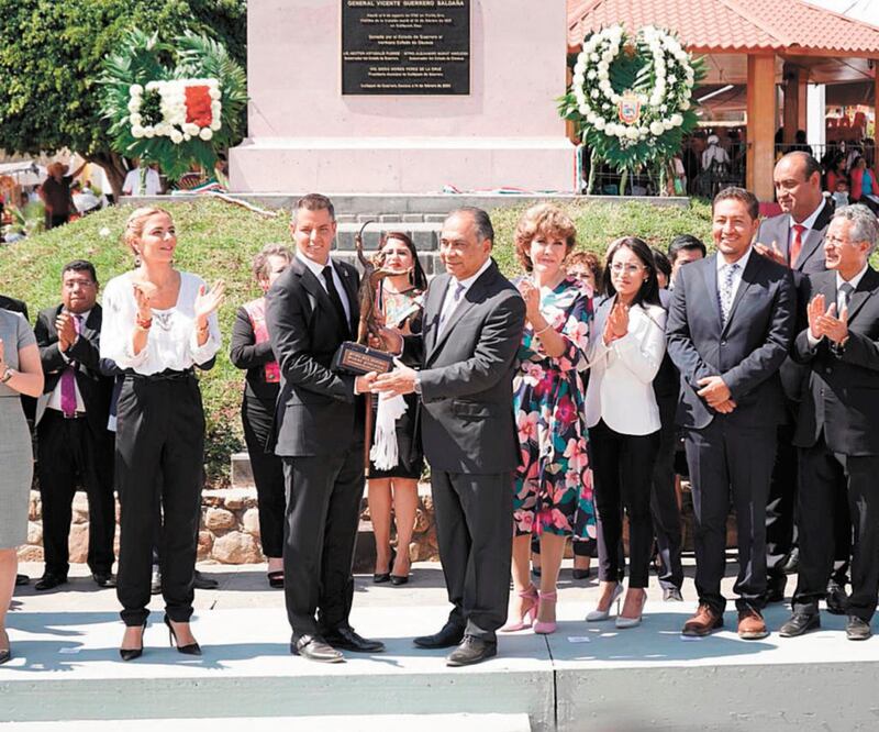 Los gobernadores José Murat y Héctor Astudillo entregaron una placa conmemorativa del general Vicente Guerrero, a 189 años de su muerte. Foto: Especial