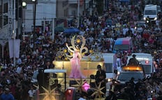 Con coronas y disfraces, Tabasco recibe a Fátima Bosch; lluvia no frena desfile de Miss Universo 2025
