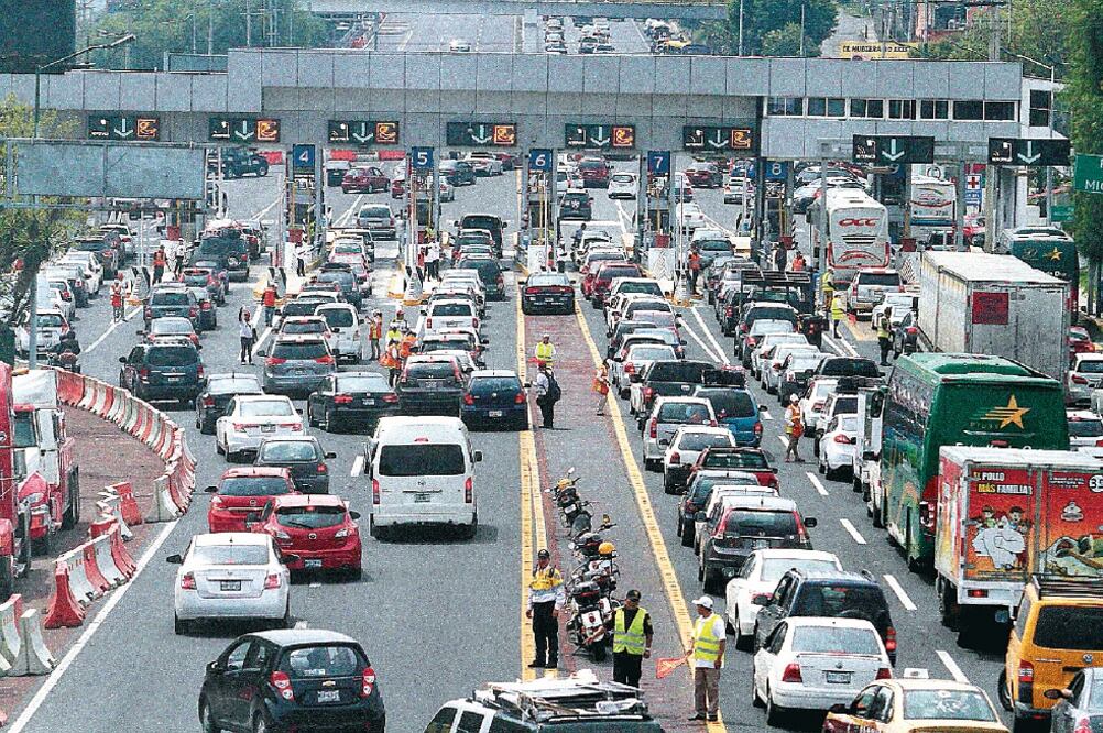 Según datos del gobierno de Morelos, hay 800 mil habitantes del Distrito Federal que se mueven los fines de semana a ese estado (ARCHIVO EL UNIVERSAL)