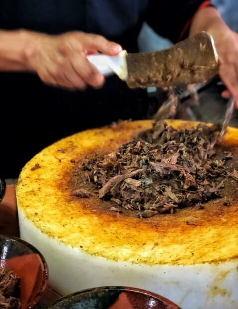 Cerca del Estadio Azteca encontrarás la mejor birria de CDMX