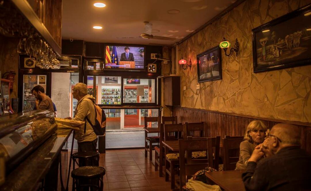 Así se vio el mensaje de Puigdemont en un bar de Cataluña. (AP)