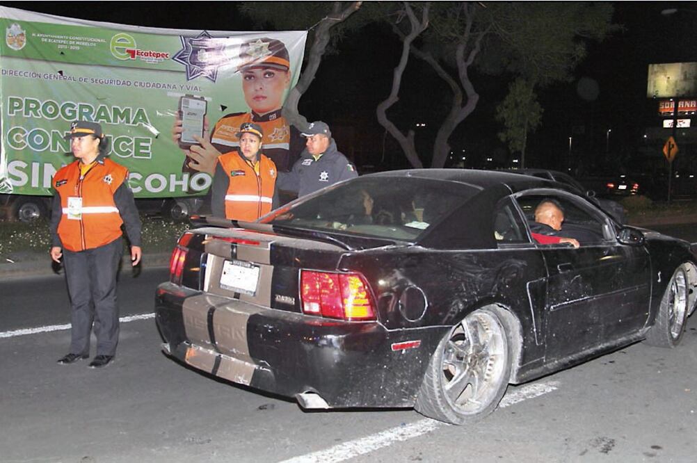 Autoridades de Ecatepec informaron que duplicarán el personal policiaco y médico para intensificar las pruebas de alcoholemia en esta temporada (ARCHIVO EL UNIVERSAL)