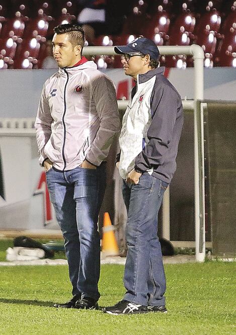 Fidel Kuri (izq.), presidente del Veracruz, inconforme con arbitraje (SAÚL RAMÍREZ. IMAGO7)