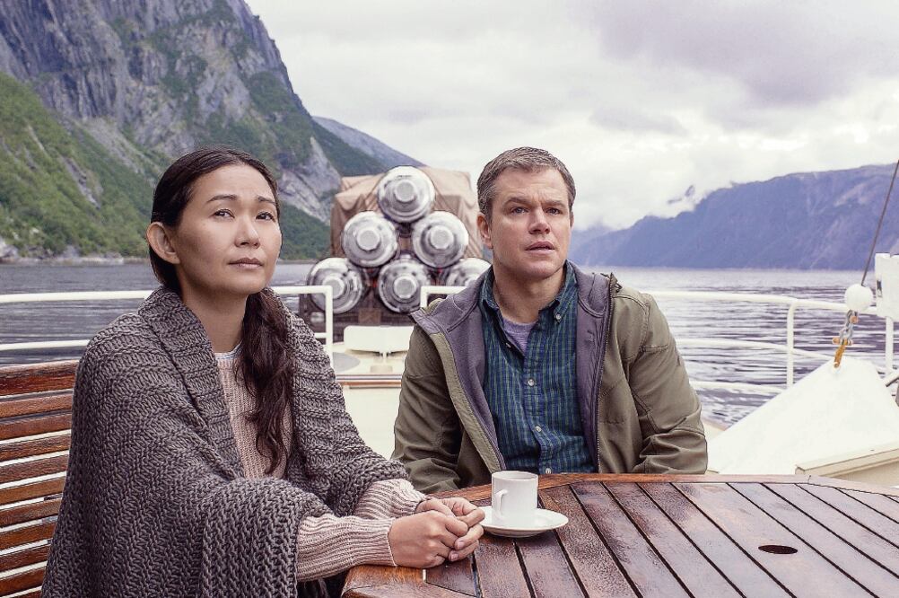 La relación entre los personajes de Matt Damon y Hong Chau detona la parte romántica de la cinta (CORTESÍA)
