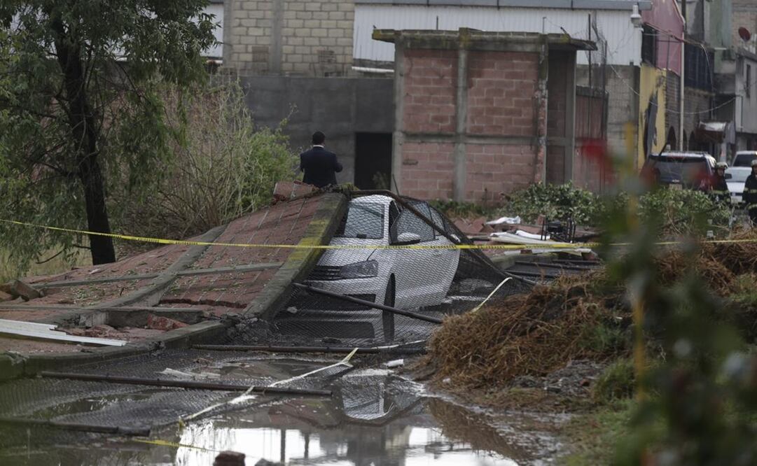 Debido a una tromba con lluvia atípica, fuertes vientos derribaron una barda que dejo a dos muertos. Foto: Jorge Alvarado / EL UNIVERSAL