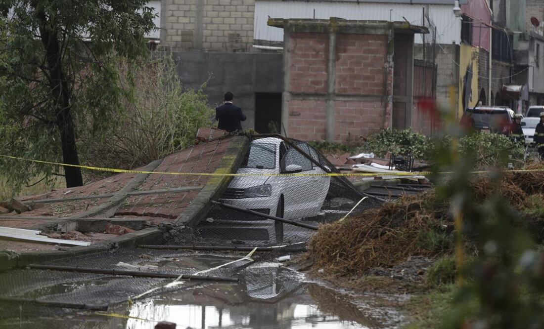 Debido a una tromba con lluvia atípica, fuertes vientos derribaron una barda que dejo a dos muertos. Foto: Jorge Alvarado / EL UNIVERSAL