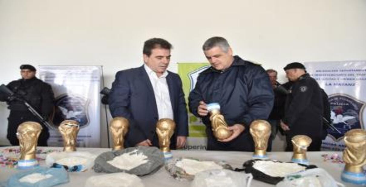 Encuentran droga en réplica de la Copa del Mundo