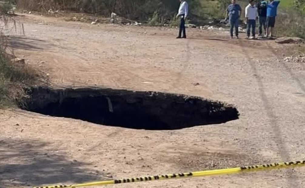 Socavón “devora” vehículo en Ciudad Obregón, Sonora; conductor logra ponerse a salvo.
Foto: Especial.