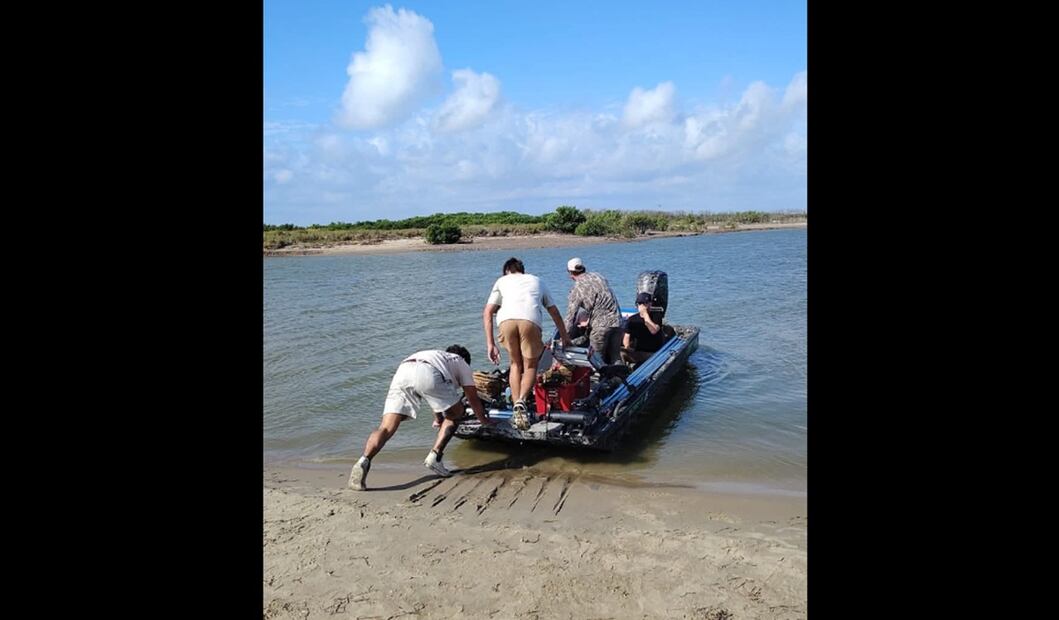 Cuatro personas cruzaron el río Bravo desde Estados Unidos. La acción ocurrió el pasado lunes alrededor de las 10:00 horas y fue observada y registrada por personal del colectivo Conibio Global. Fotos: Especial