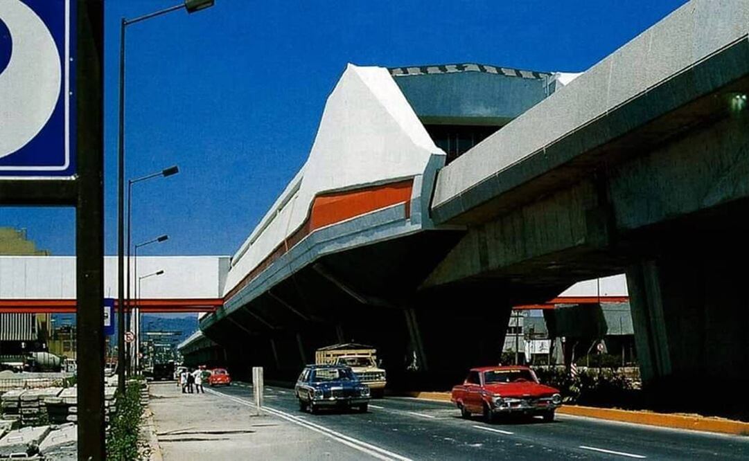 La estación Morelos de la línea 4 del Metro es captada en una fotografía tomada poco después de su inauguración, en agosto de 1981, desde el cruce de Eje 2 Oriente Avenida H. Congreso de la Unión y la Calle Hortelanos. Imagen: Libro "Treinta años de hacer el Metro Ciudad de México".
Vía: Metronomía.