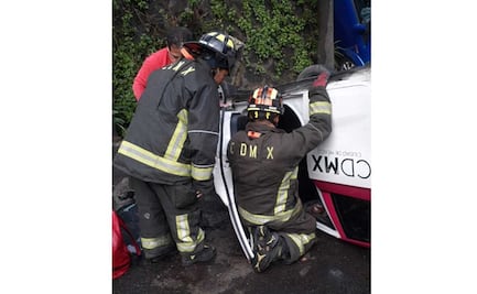 Volcadura de taxi deja cuatro heridos en la carretera México-Cuernavaca