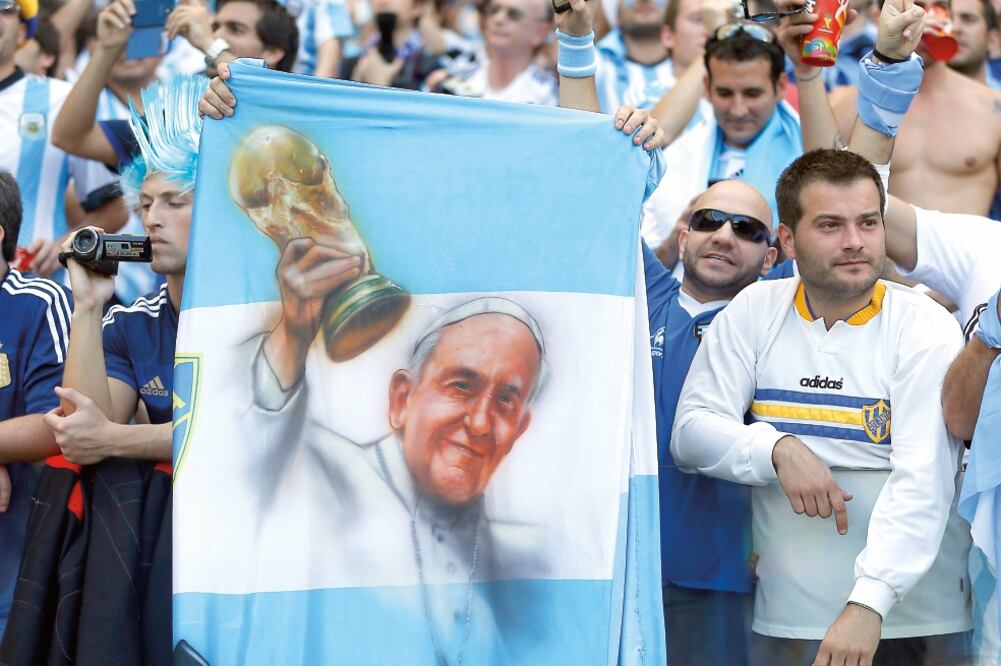 Aficionados de Argentina muestran la bandera con el rostro del Papa (VÍCTOR R. CAIVANO. AP)