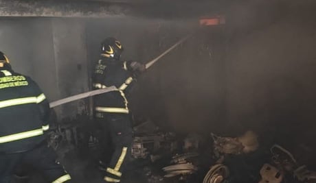 Incendio arrasa taller en Iztapalapa; evacúan a 15 personas y rescatan mascotas