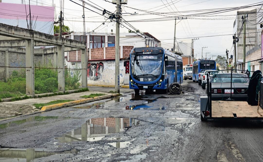 Los trolebuses tienen que transitar muy lento por la ruta alterna. Foto: Hugo Salvador / EL UNIVERSAL