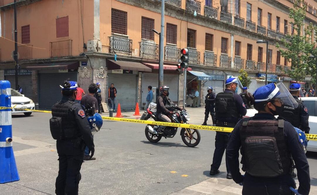 Con una cinta amarilla, policías impedían el paso de los peatones.Foto: Alberto Morales / EL UNIVERSAL