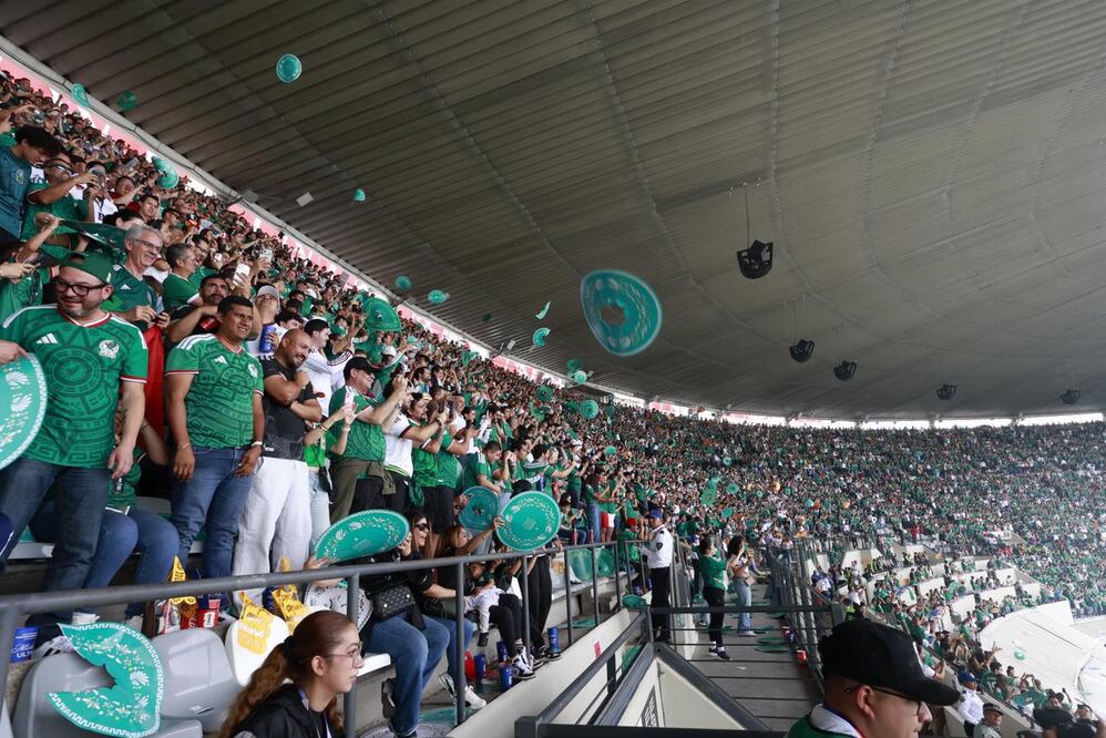 Aficionados reciben a la Selección Mexicana con sombreros conmemorativos por la Copa del Mundo 2026 - Foto: Diego Simón Sánchez | EL UNIVERSAL