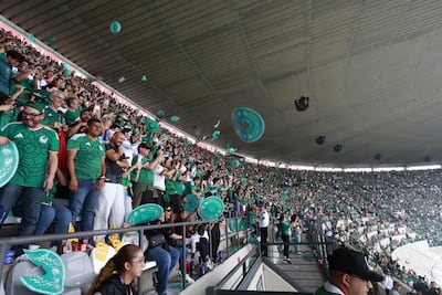 Aficionados reciben a la Selección Mexicana con sombreros conmemorativos por la Copa del Mundo 2026