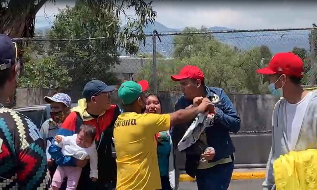 Aficionados peleando en las inmediaciones del Estadio Azteca - FOTO: Especial