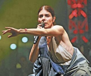 Ely Guerra canta su dolor para evitar la artritis