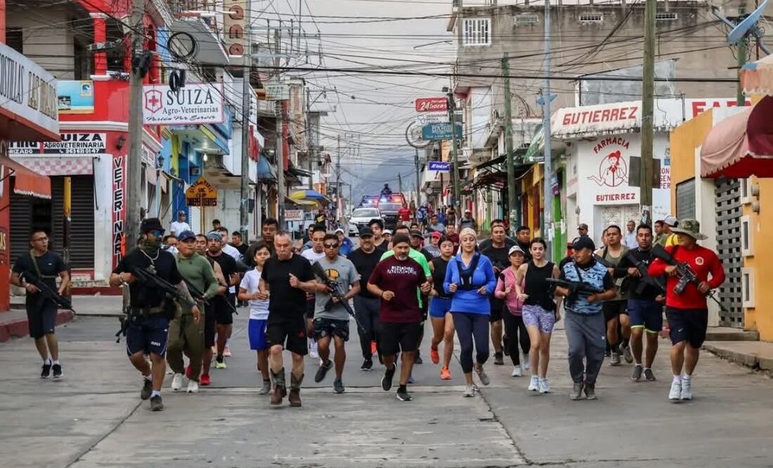 Marli Trejo Posada, presidenta del concejo municipal de Frontera Comalapa, sin filiación política, salió a correr este fin de semana acompañada de hombres, mujeres, niños y 11 policías estatales con armas largas. (04/02/2025) Foto: Especial
