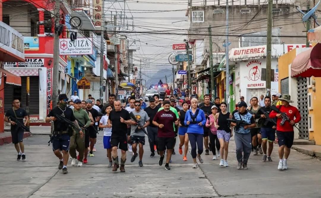 Marli Trejo Posada, presidenta del concejo municipal de Frontera Comalapa, sin filiación política, salió a correr este fin de semana acompañada de hombres, mujeres, niños y 11 policías estatales con armas largas. (04/02/2025) Foto: Especial