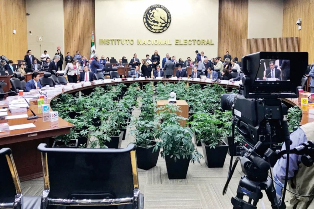 En su monitoreo en calles, el Instituto Nacional Electoral ha informado 2 mil 586 testigos de propaganda, entre mantas, muros, carteleras o panorámicos para promover a los precandidatos (ARCHIVO. EL UNIVERSAL)