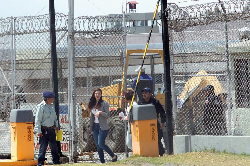 Emma Coronel Aispuro, esposa de Joaquín Guzmán Loera, al acudir ayer al penal de El Altiplano, donde aseguró que la salud de 'El Chapo' se ha deteriorado gravemente y que no recibe atención médica especializada (JORGE ALVARADO. EL UNIVERSAL)