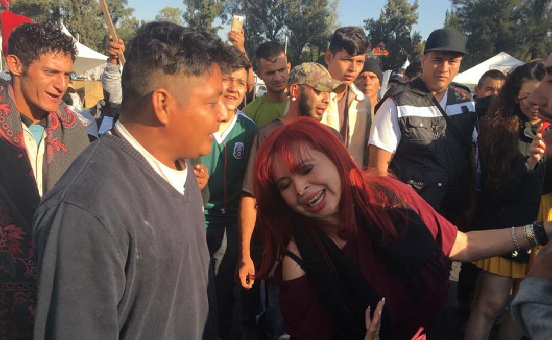 Layda Sansores lleva mariachi a migrantes