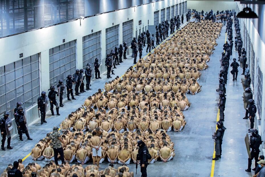 Los reclusos identificados por las autoridades como pandilleros, en el piso de la prisión del Centro de Confinamiento Terrorista en Tecoluca, El Salvador, el 15 de marzo de 2023. Foto: AP