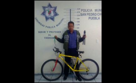 Mujer policía detiene a ladrón de bicicletas en Puebla