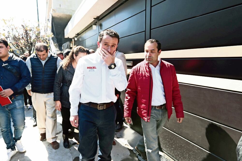 Mikel Arriola realizó un recorrido por calles de la colonia Letrán Valle, en la delegación Benito Juárez, donde criticó el alto costo de adquirir un inmueble (ALEJANDRO ACOSTA. EL UNIVERSAL)