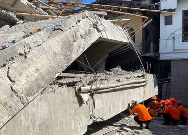 Sube a 40 el número de muertos tras derrumbe en escuela de Indonesia